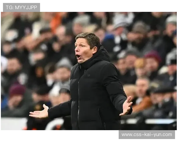 曼联主帅紧握拳头庆祝！